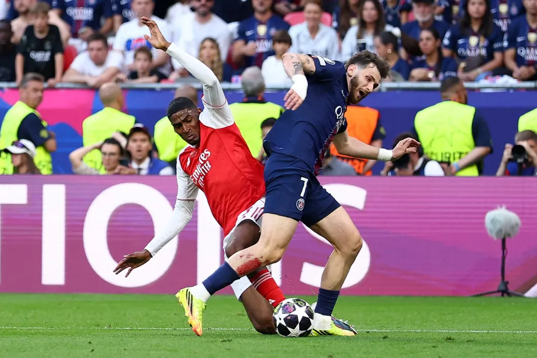 Arsenal player Mosquera fouls Kvaratskhelia.